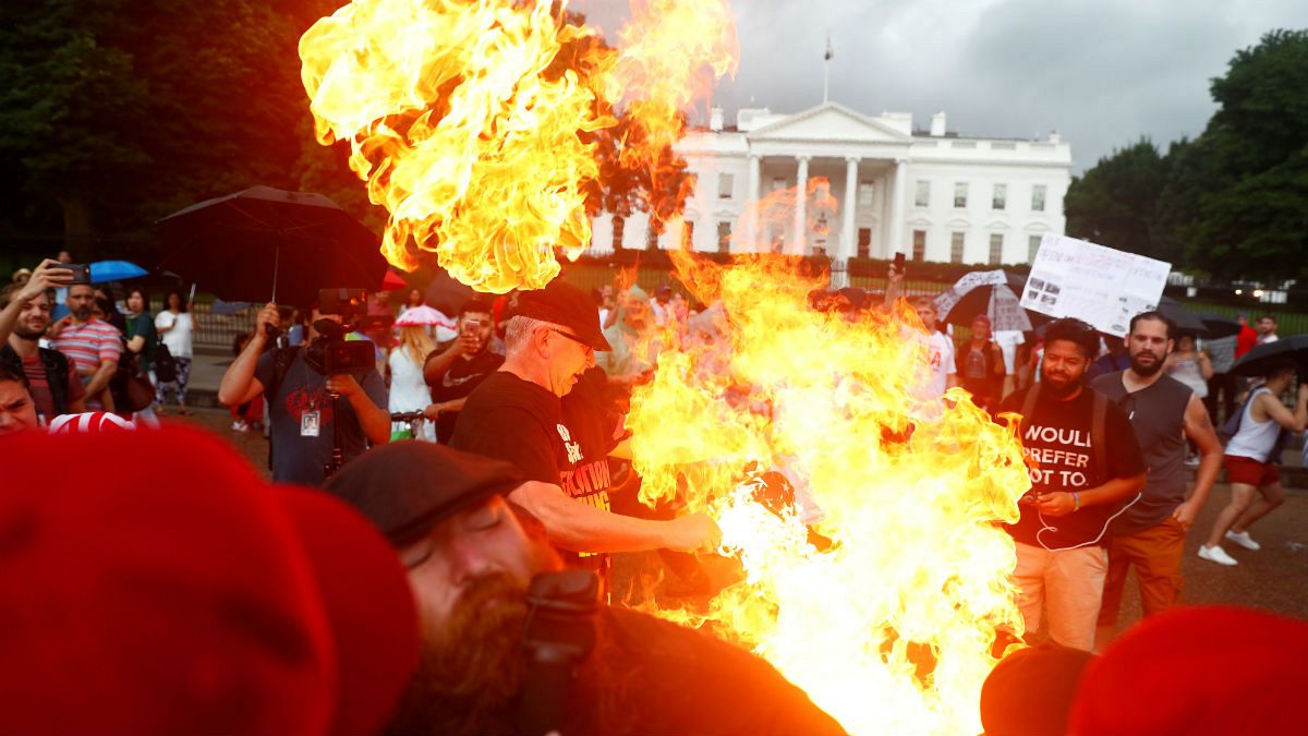 مخالفان ترامپ پرچم آمریکا را در مقابل کاخ سفید آتش زدند