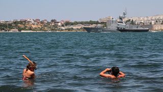 Fürdőzők a NATO és az orosz hadsereg párhuzamos hadgyakorlata idején Szevasztopolban