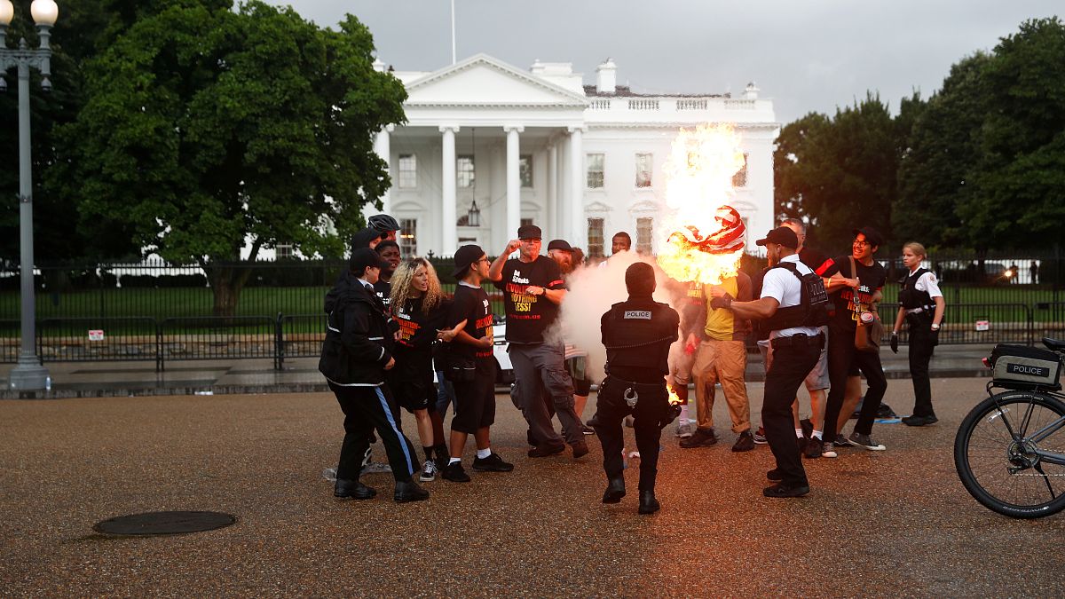 شاهد: محتجون يحرقون العلم الأمريكي أمام البيت الأبيض