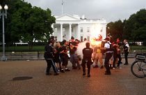 شاهد: محتجون يحرقون العلم الأمريكي أمام البيت الأبيض