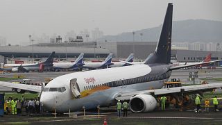 طائرة تابعة لشركة تابعة لشركة سبايس جيت للطيران تسد مهبط الطائرات في مطار مومباي بعد هطول أمطار غزيرة