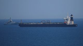 الناقلة العملاقة (جريس 1) وتراقبها سفينة تابعة للبحرية الملكية البريطانية عند جبل طارق يوم الخميس