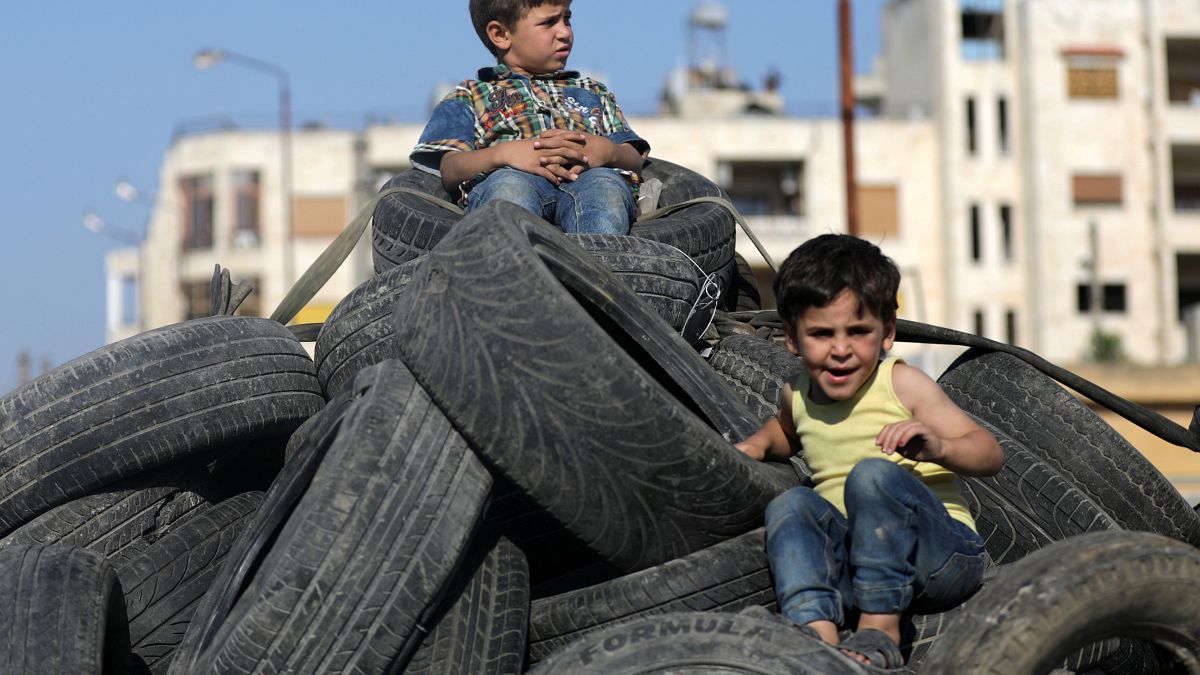 Gyerekek játszanak a szíriai Szalkin városában június 22-én, 2019