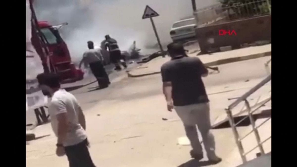 مقتل 3 أشخاص في انفجار سيارة بالريحانية جنوب تركيا قرب الحدود السورية