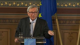 Juncker dice alto y claro que la designación de Ursula von der Leyen no es transparente