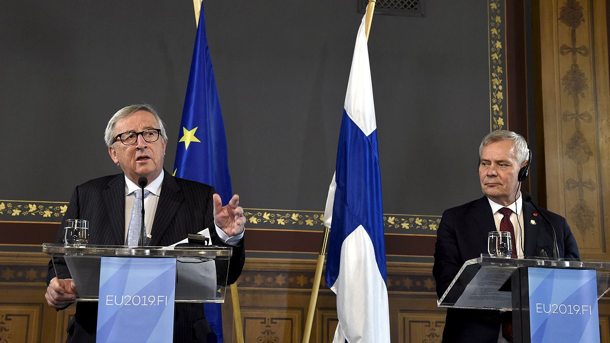 Juncker diz que nomeação de Von der Leyen "não foi muito transparente"