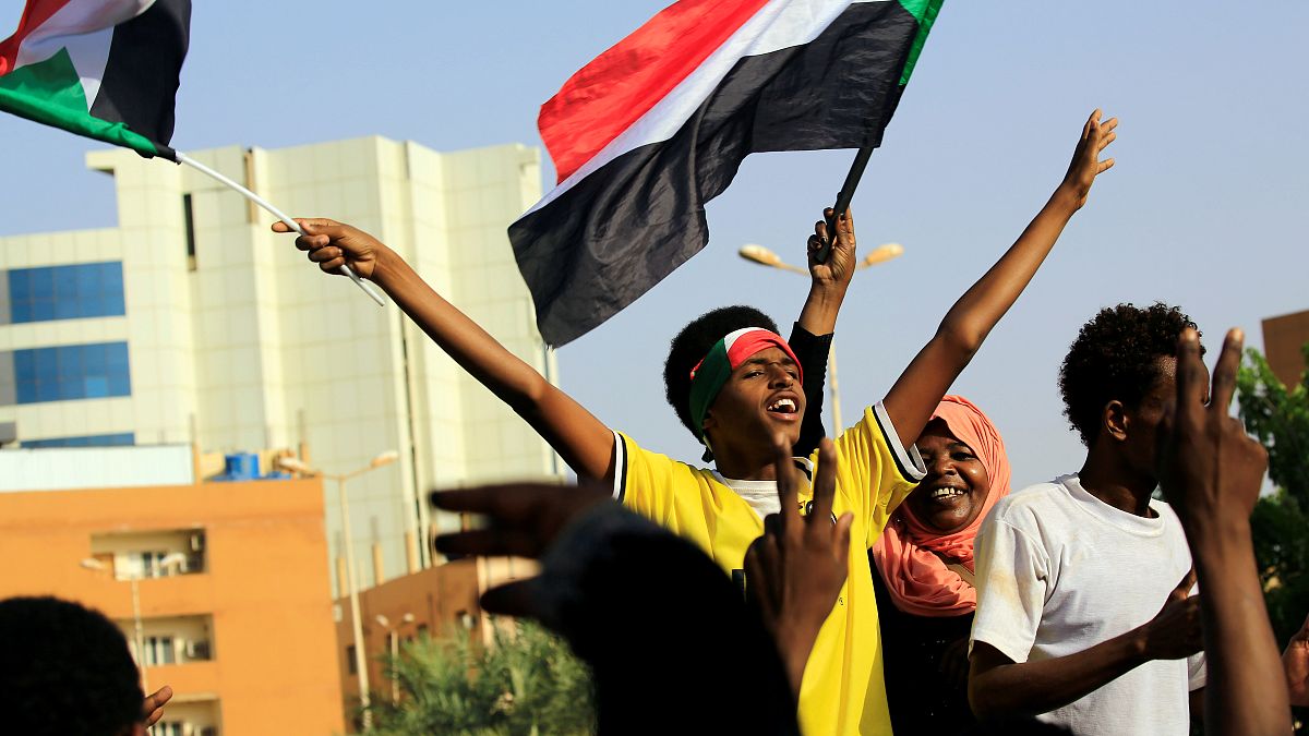 سودانيون في الخرطوم يرددون الشعارات بعيد توصل المجلس العسكري والمعارضة إلى اتفاق بتقاسم السلطة