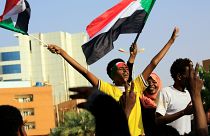 سودانيون في الخرطوم يرددون الشعارات بعيد توصل المجلس العسكري والمعارضة إلى اتفاق بتقاسم السلطة