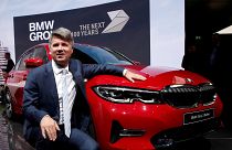 كروغر بجانب سيارة بي إم دبليو