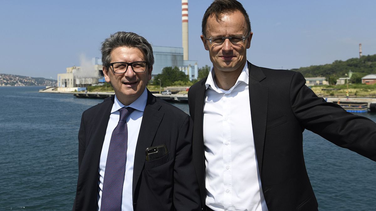  Szijjártó Péter külgazdasági és külügyminiszter és Zeno D'Agostino, a kikötő vezérigazgatója a trieszti kikötőben 2019. július 5-én