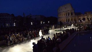 Fendi homenajea a Karl Lagerfeld con                            un desfile de lujo frente al Coliseo