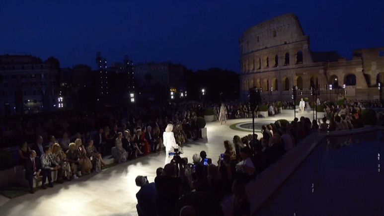 Fendi homenajea a Karl Lagerfeld con un desfile de lujo frente al Coliseo Fendi homenajea a Karl Lagerfeld con un desfile de lujo frente al Coliseo