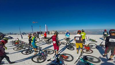 ویدئو؛ مسابقه دوچرخه سواری بر سطح یخ زده کوهستان آلپ فرانسه
