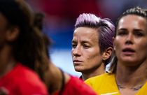 لاعبة المنتخب الأميركي لكرة القدم ميغان رابينوي في الخلف قبيل بدء المباراة مع منتخب إنجلترا بمدينة ليون الفرنسية. تموز 2019