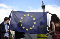 شاب وشابة يحملان علم الاتحاد الأوروبي في وسط العاصمة البريطانية لندن. حزيران 2016