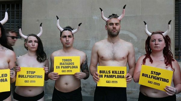 Espagne : ils se mettent à nu pour dénoncer la maltraitance des taureaux Espagne : ils se mettent à nu pour dénoncer la maltraitance des taureaux