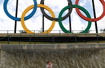 Gyermek pnacsol a riói olimpiai karikák alatt
