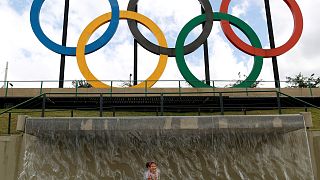 Gyermek pnacsol a riói olimpiai karikák alatt