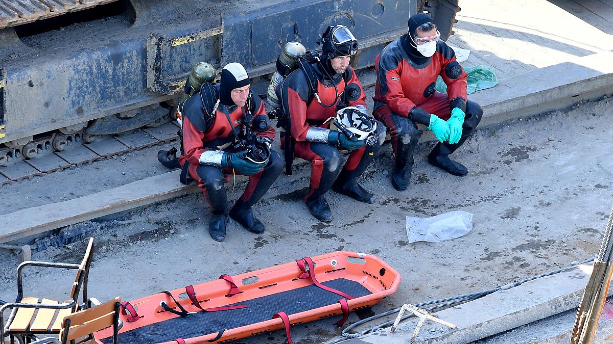 A mentést végző búvárok pihennek a balesetben elsüllyedt Hableány turistahajó kiemelésekor a Margit hídnál 2019. június 11-én. 