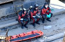 A mentést végző búvárok pihennek a balesetben elsüllyedt Hableány turistahajó kiemelésekor a Margit hídnál 2019. június 11-én.