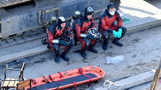 A mentést végző búvárok pihennek a balesetben elsüllyedt Hableány turistahajó kiemelésekor a Margit hídnál 2019. június 11-én.
