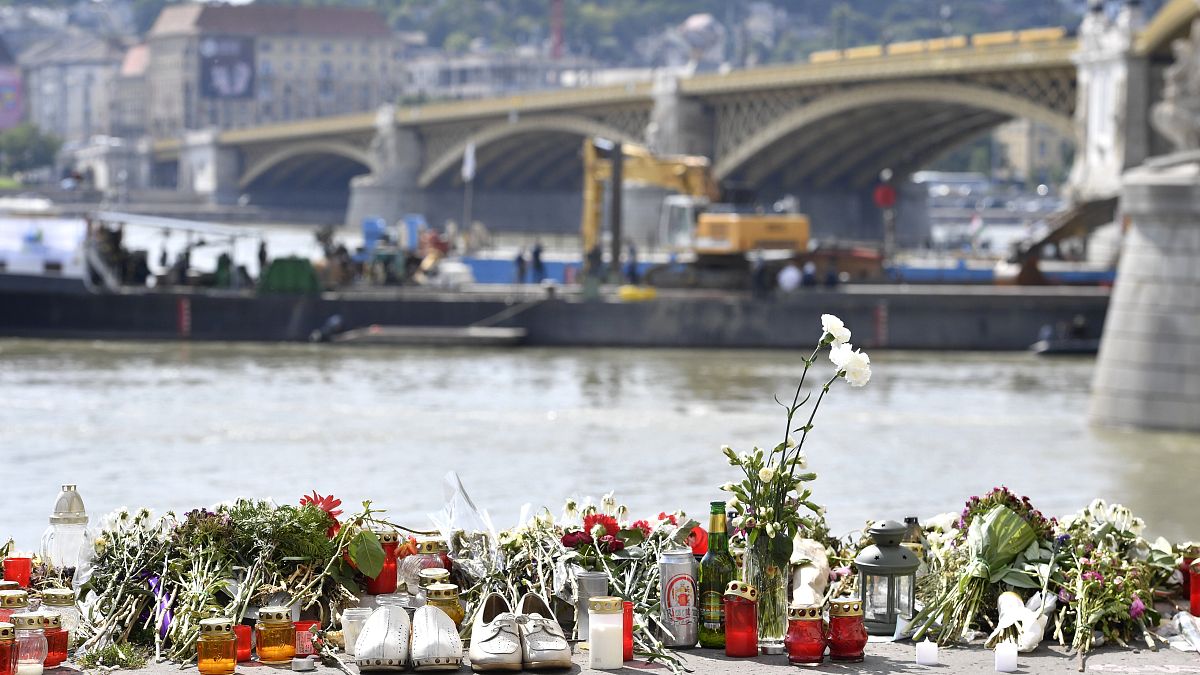 Virágok és mécsesek a balesetben elsüllyedt Hableány turistahajó közelében, a Margit hídnál 2019. június 9-én. 