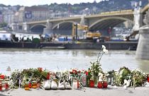 Virágok és mécsesek a balesetben elsüllyedt Hableány turistahajó közelében, a Margit hídnál 2019. június 9-én.