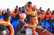 NGO Sea-Eye rettet Mirgranten von einem Schlauchboot