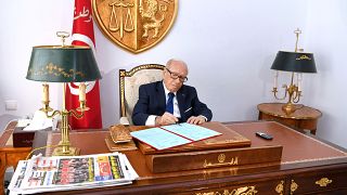 الرئيس التونس خلال تواجده بمكتبه اليوم الجمعة