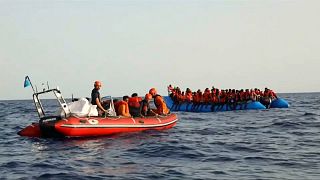 El Alan Kurdi busca puerto tras rescatar a 65 migrantes
