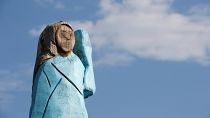 شاهد: تمثال خشبي لميلانيا ترامب قرب مسقط رأسها في سلوفينيا
