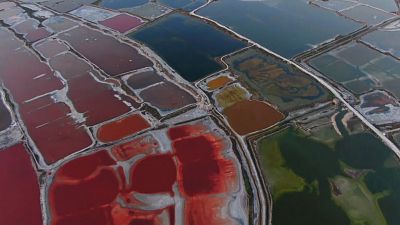 Soaring temperatures see Yuncheng Salt Lake turn into vibrant sea of glowing colours
