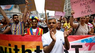 شاهد: عمدة لندن المسلم صادق خان يشارك في مسيرة للمثليين