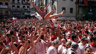 شاهد: انطلاق مهرجان سان فيرمين للثيران في إسبانيا