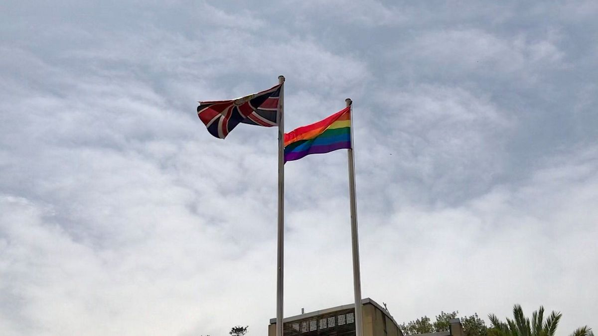 صورة علم المثلية الجنسية من داخل السفارة