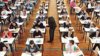 Fransa'da lise bitirme sınavında not polemiği: 30 bin sınav kağıdına geçici not verildi