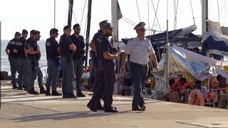 شاهد: رسو سفينة إنقاذ للمهاجرين في ميناء لامبيدوسا الإيطالي رغم اعتراض السلطات