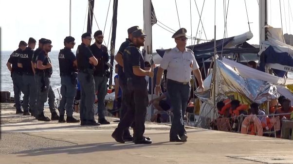 ONG atraca em Lampedusa e desafia decreto de Salvini ONG atraca em Lampedusa e desafia decreto de Salvini