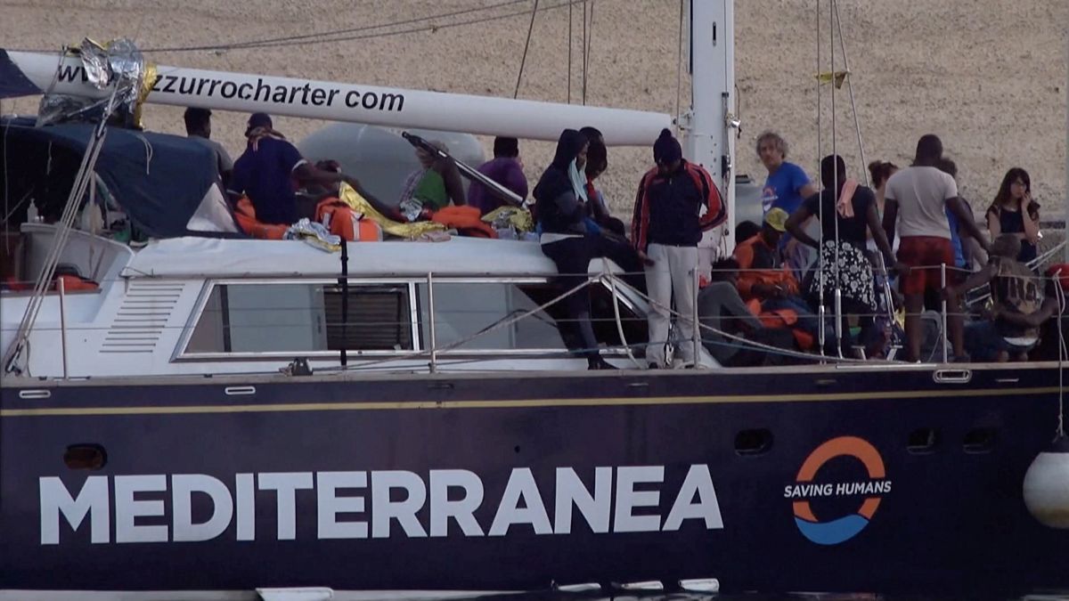 Desembarcan en Lampedusa los 41 migrantes del Alex