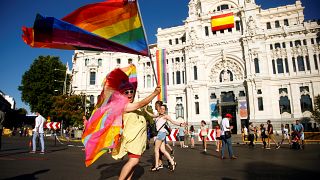 شاهد: مثليون يتدفقون إلى الشارع خلال مهرجان في مدريد