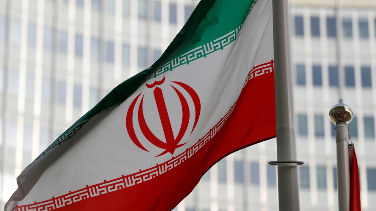 Az iráni zászló a Nemzetközi Atomenergia-ügynökség előtt Bécsben
