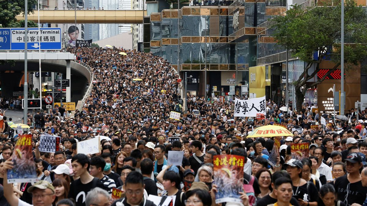 Hong Kong'da binlerce protestocu Çin anakarası ile tren bağlantısını sağlayan istasyonda toplandı