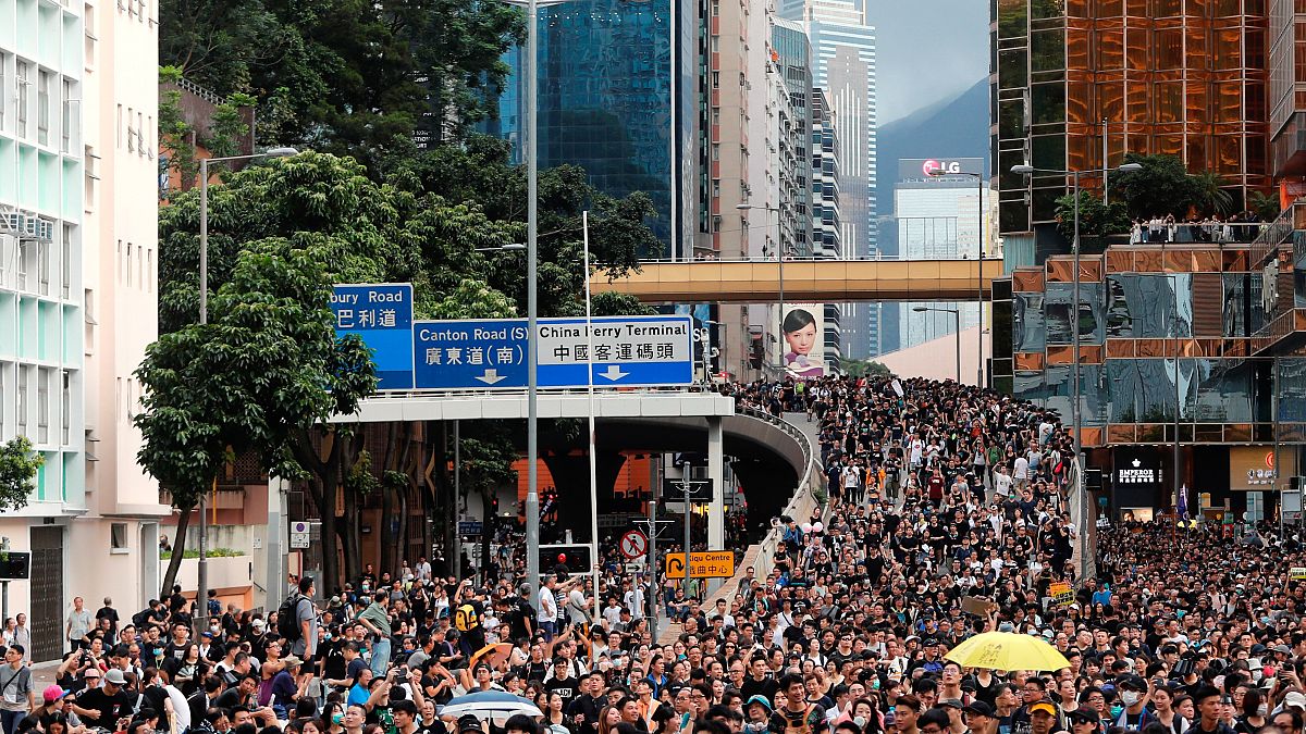 Zehntausende Menschen demonstrieren in Hongkong