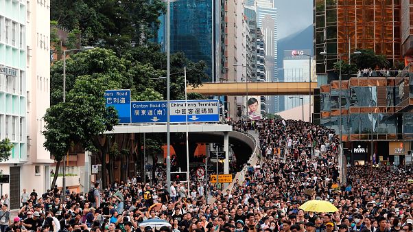 Zehntausende Menschen demonstrieren in Hongkong Zehntausende Menschen demonstrieren in Hongkong