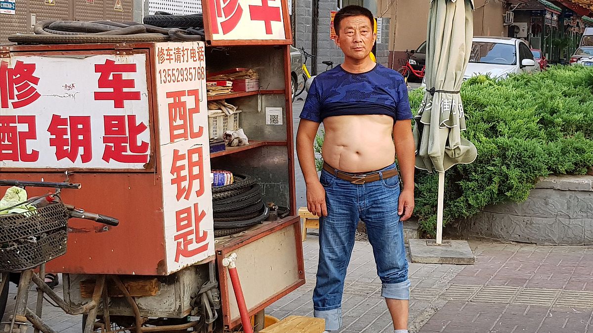 Çin'in bazı kentlerinde erkeklerin sokakta göbeğini açarak gezmesi yasaklandı