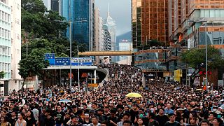 شاهد: مسيرة في حي سياحي بهونغ كونغ لشرح هدف الاحتجاجات للزوار الصينيين