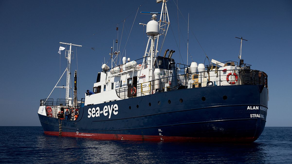 Migrantes do navio humanitário Alan Kurdi transferidos em  Malta
