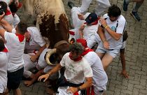 Stierhatz in Pamplona: Bullen nehmen 5 Läufer auf die Hörner