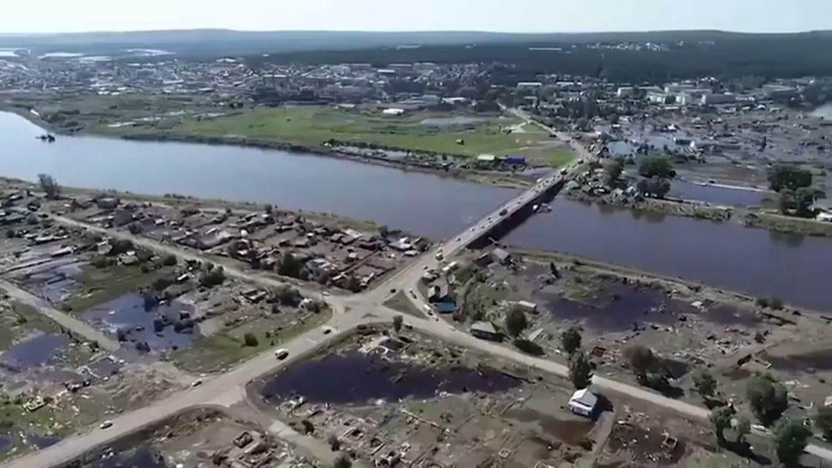 Sibérie : opérations de nettoyage après les inondations