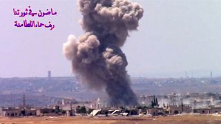 فيديو لآثار هجوم بقيادة روسيا في سوريا يقول حقوقيون إنه قتل 500 مدني